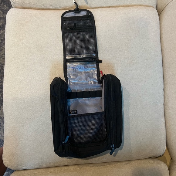 Swissgear Vertical Hanging Toiletry Kit -Like-New - Picture 13 of 13